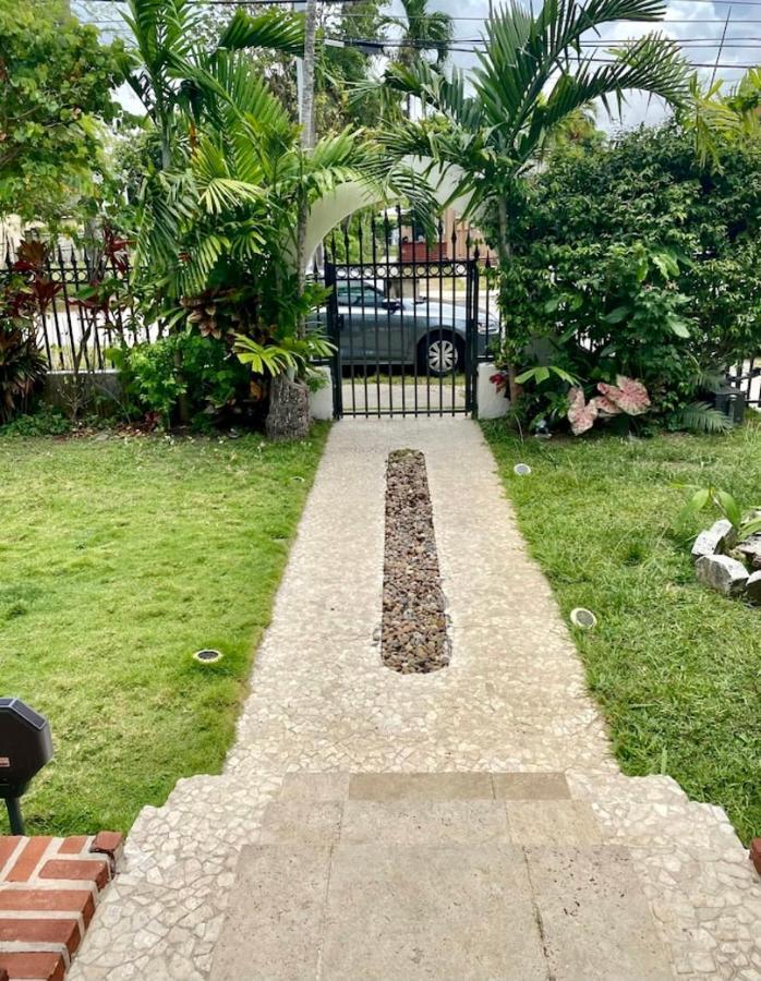 Entire Private Beautiful 2 Bedroom Plus Den House With Gated Front&Back Yard And Free Parking 10Min Drive To Miami Beach Eksteriør bilde
