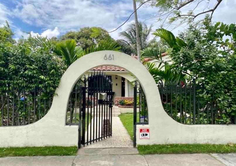 Entire Private Beautiful 2 Bedroom Plus Den House With Gated Front&Back Yard And Free Parking 10Min Drive To Miami Beach Eksteriør bilde