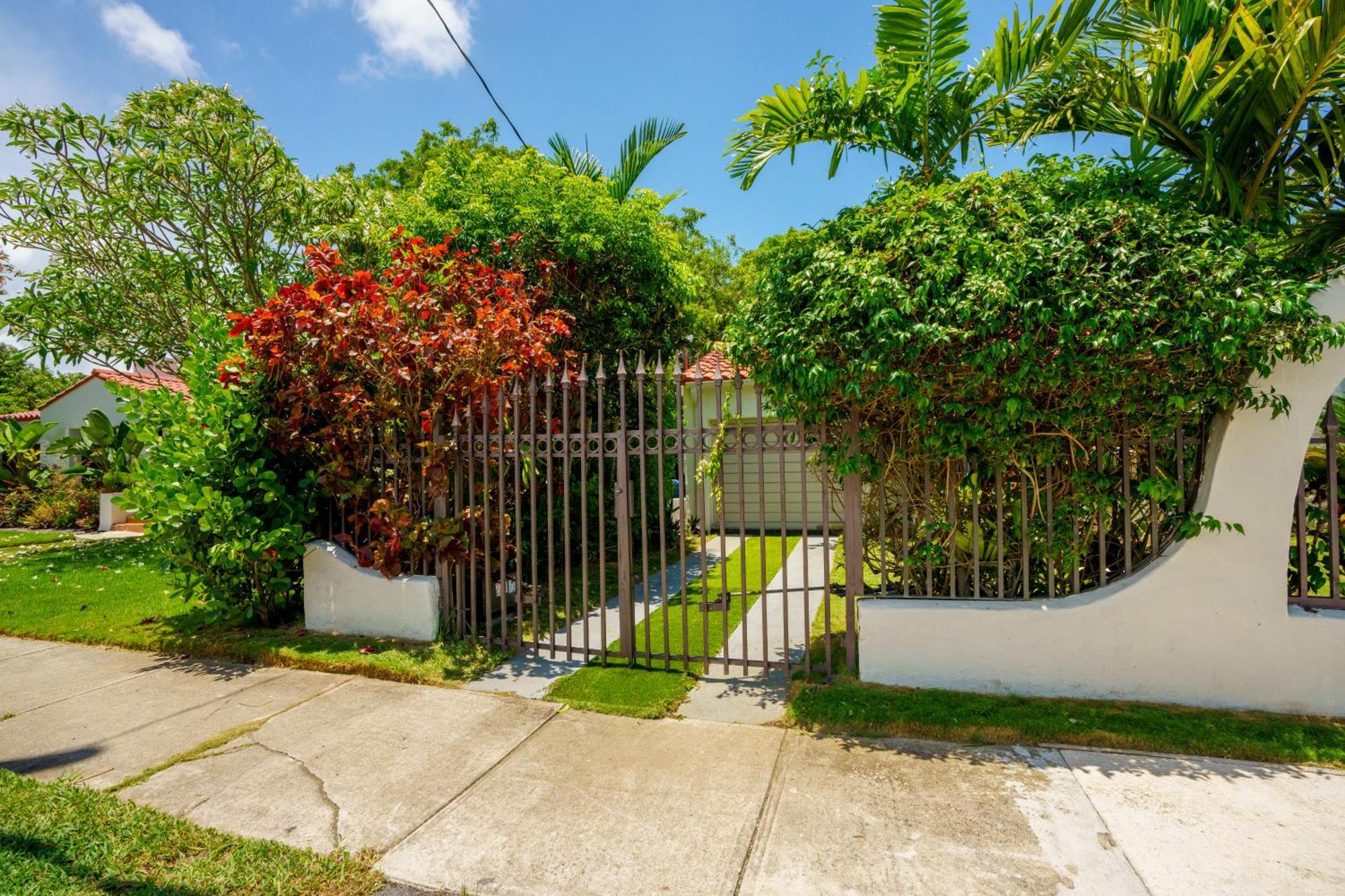 Entire Private Beautiful 2 Bedroom Plus Den House With Gated Front&Back Yard And Free Parking 10Min Drive To Miami Beach Eksteriør bilde