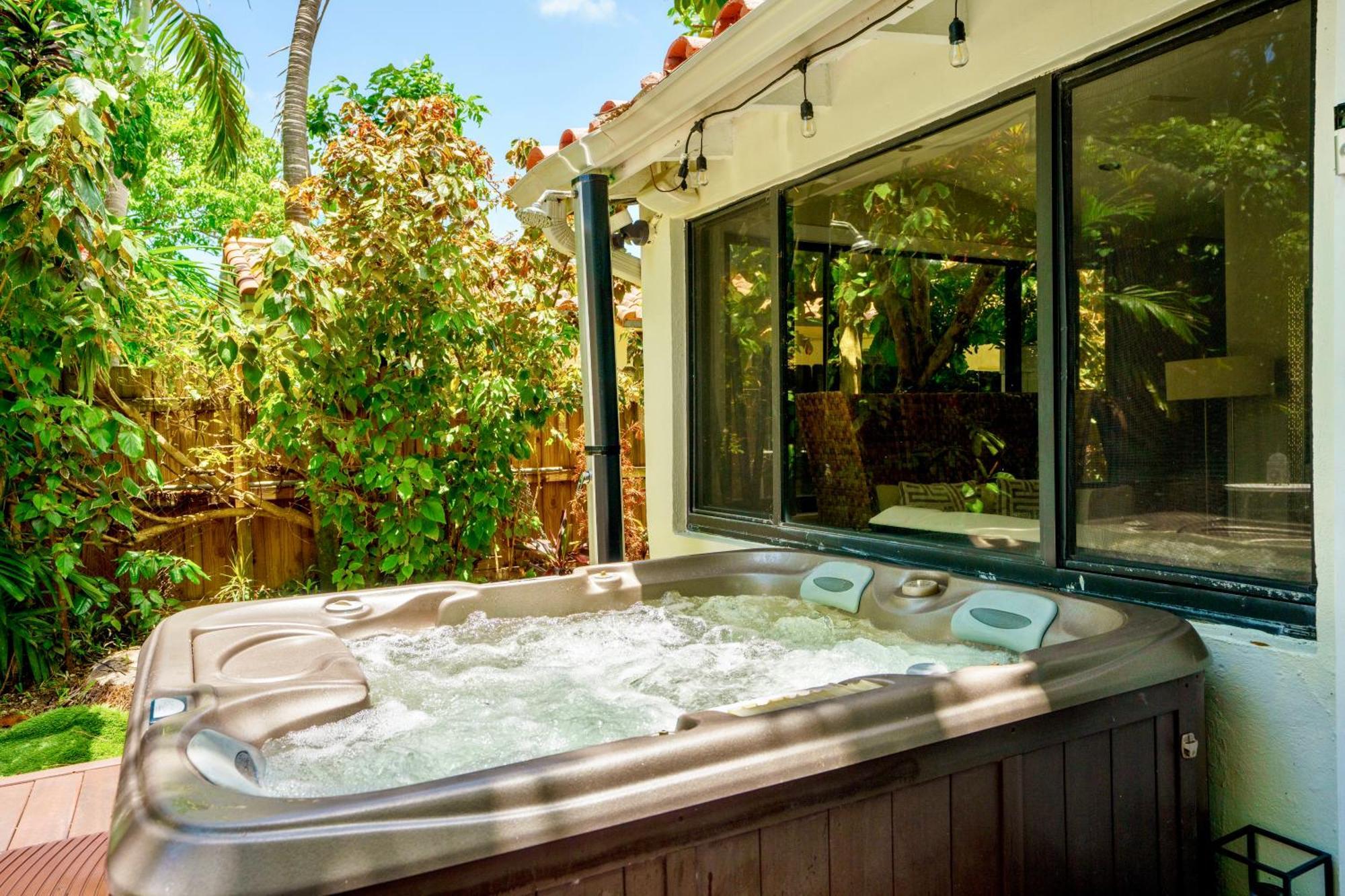 Entire Private Beautiful 2 Bedroom Plus Den House With Gated Front&Back Yard And Free Parking 10Min Drive To Miami Beach Eksteriør bilde