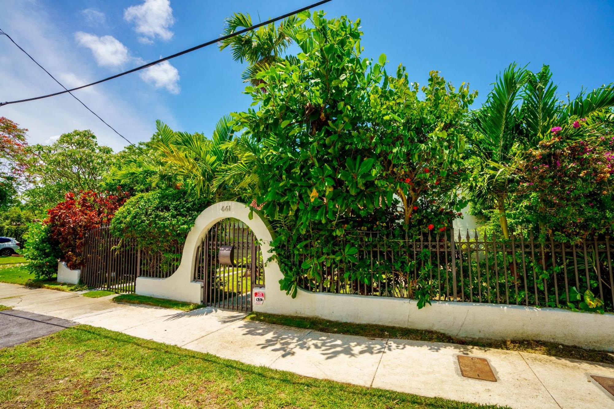 Entire Private Beautiful 2 Bedroom Plus Den House With Gated Front&Back Yard And Free Parking 10Min Drive To Miami Beach Eksteriør bilde