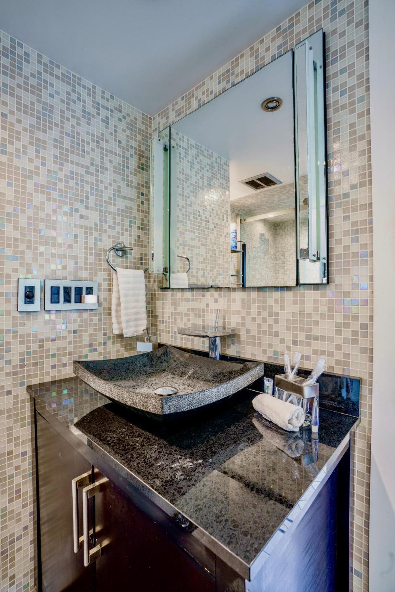 Entire Private Beautiful 2 Bedroom Plus Den House With Gated Front&Back Yard And Free Parking 10Min Drive To Miami Beach Eksteriør bilde